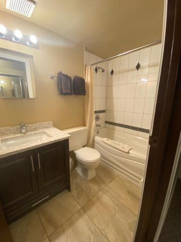 Twin Creeks Motel Lumby Bagian luar foto