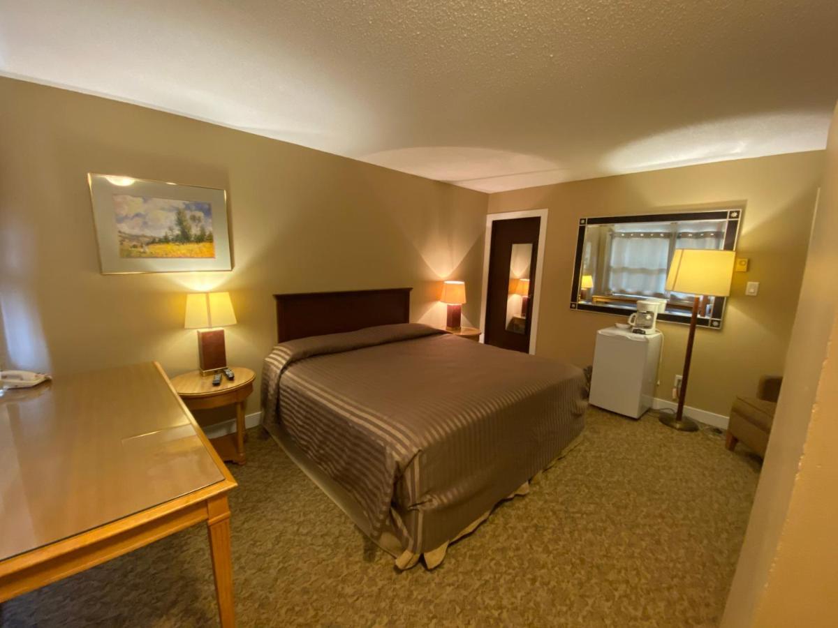 Twin Creeks Motel Lumby Bagian luar foto