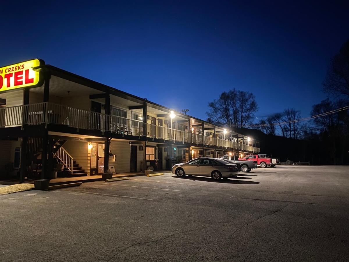 Twin Creeks Motel Lumby Bagian luar foto