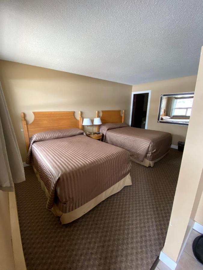 Twin Creeks Motel Lumby Bagian luar foto